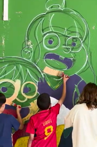Alumnado del CEIP Santa Teresa de Marbella participando en un mural por la Igualdad